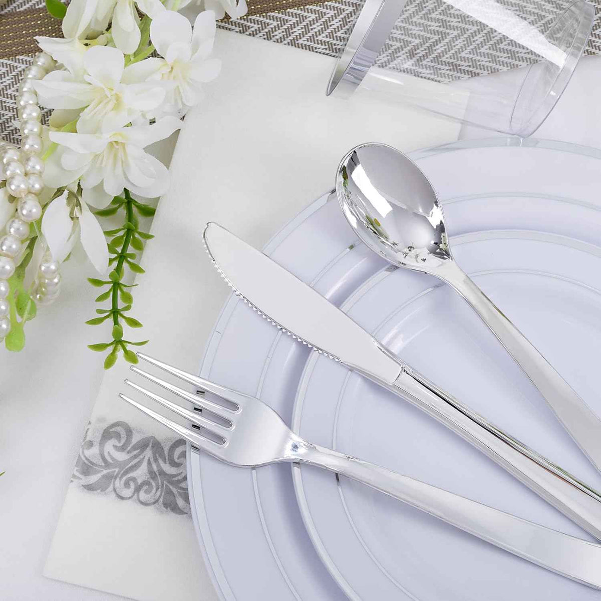 WELLIFE 700 Pieces Silver Plastic Dinnerware Set for 100 Guests - Includes Plates, Cups, Napkins, and Disposable Cutlery - Elegant White & Silver Design, Perfect for Parties and Events